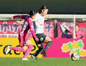 Ｃ大阪ヤンマー－新潟Ｌ　攻め上がるＭＦ下吉優衣＝ヨドコウ桜スタジアム（新潟Ｌ提供）