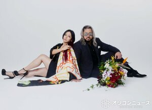 結婚を発表したWWE所属のイヨ・スカイ（左）とNARAKU（旧EVIL）