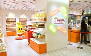  亀田製菓がハッピーターンに特化して東京駅一番街にオープンした店舗＝都内