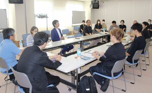 企業と福祉事業所との連携をテーマに開かれた座談会=新潟市中央区八千代1