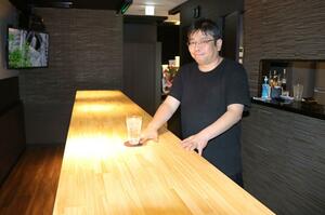 立ち飲みスタイルのバー「夜ふかし」を紹介するオーナーの倉茂卓史さん=三条市本町2