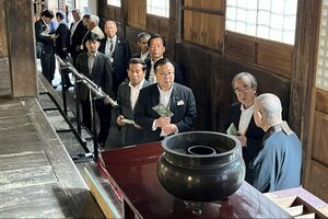 県観光協会総会の後、花角英世知事(右)が慈光寺を訪れた=五泉市蛭野
