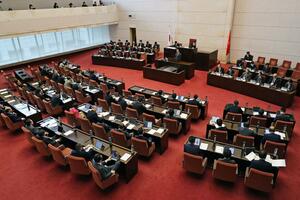 議員の質問に答える花角英世知事=2月2日、新潟県議会