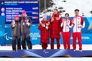　ノルディックスキー距離スプリント・クラシカル女子視覚障害の表彰台で写真に納まるドイツのリン・カズマイエ（左端）。左から３人目はロシアのアナスタシア・バギイアン＝１０日、イタリア・テーゼロ（共同）
