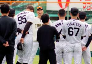練習前の円陣で話す阪神・藤川監督(左から4人目)=甲子園