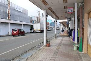 小千谷市中心部の本町商店街。小千谷総合病院の移転で、人通りも少なくなった=小千谷市本町1