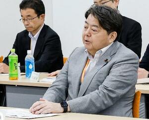 東京電力の小早川智明社長らと意見交換する林官房長官=10日午後、福島第1原発