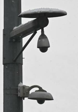 イランの首都テヘランで、街頭に配置された監視カメラ=20日(共同)