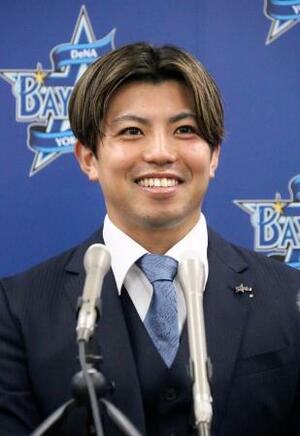 　契約更改交渉を終え、記者会見するＤｅＮＡの東＝１８日、横浜市の球団事務所