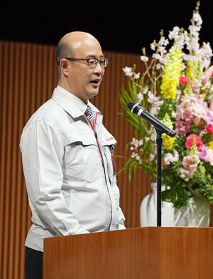 トヨタ自動車の入社式であいさつする近健太社長＝１日、愛知県豊田市