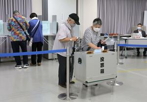期日前投票が始まり、早速1票を投じる有権者=10月16日、新潟市中央区西堀通6