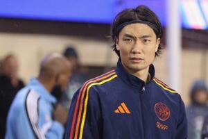 カラバフ戦を前に会場入りするアヤックスの板倉滉=10日、アゼルバイジャン・バクー(AP=共同)