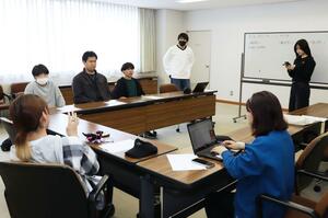 本年度の活動が始まった新潟産業大学生広報チームのメンバー=柏崎市軽井川