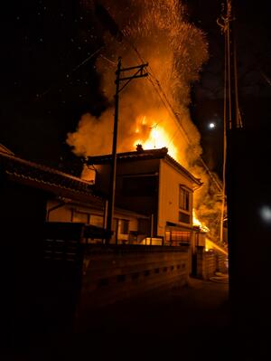 住宅火災の現場=13日、新潟市江南区袋津6(近隣住民提供)