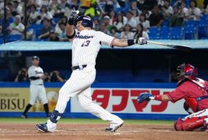 1回ヤクルト2死一、二塁、オスナが左前に先制打を放つ=神宮
