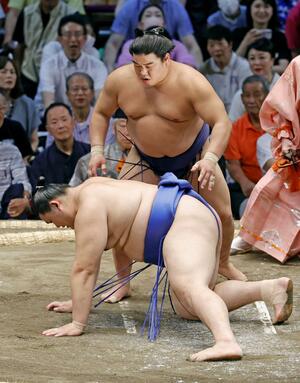 大の里(手前)が突き落としで平戸海に敗れる=ドルフィンズアリーナ