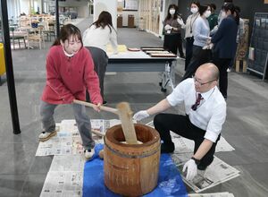 三条市立大学で初めて開催した餅つき大会を楽しむ学生や教職員ら=三条市上須頃