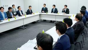 国会内で開かれた、超党派による社会保障国民会議の実務者会議=10日午後