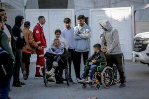 　ガザ南部ハンユニスで、域外移送のためラファ検問所へ向かう前のパレスチナ人＝３日（ゲッティ＝共同）