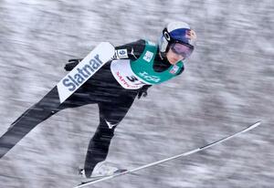 　８位となった高梨沙羅の飛躍＝大倉山