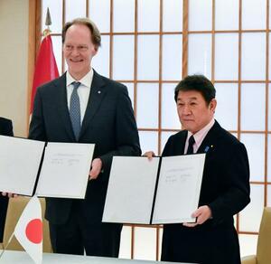 　覚書に署名した茂木外相（右）とカナダのマッケイ駐日大使＝４日午後、外務省