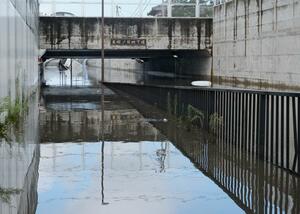 アンダーパスで道路が冠水し、動けなくなった車＝１８日、新発田市東新町２付近
