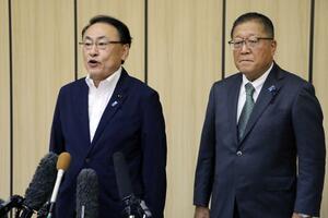 選挙対策委員会の終了後、報道陣の取材に応じる自民党県連の岩村良一幹事長(左)と中村康司総務会長=9月6日、新潟市中央区