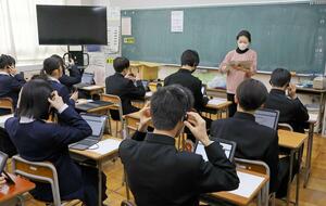 テスト開始前にタブレット端末の操作を確認する生徒たち＝２３日、新潟市中央区の宮浦中学校
