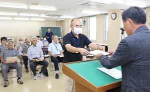 社会福祉施設などに目録が手渡された助成決定交付式=佐渡市畑野