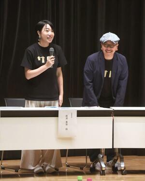 インバウンド誘客に関するセミナーで登壇した根津美保さん(左)と、張誌修さん=佐渡市両津夷