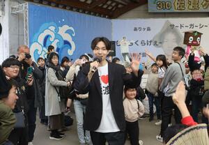 佐渡ケ島フェスでファンと交流するけえ【島育ち】さん=3月22日、佐渡市両津湊