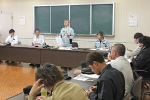 若手生産者らがコメ作りの基礎を学ぶ「稲作塾」の講座＝６日、長岡市大野