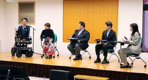 　認定ＮＰＯ法人「カタリバ」が開いたイベントに参加する乙武洋匡さん（左端）ら＝２１日午後、東京都港区