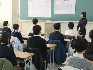直江津中等教育学校で試験開始を待つ受験生=1月11日、上越市西本町4