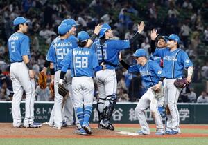 西武に勝利し、タッチを交わす日本ハムナイン=ベルーナドーム