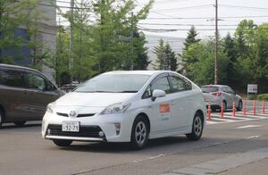 仙台市内を走行する日本版ライドシェアの車両=仙台市泉区