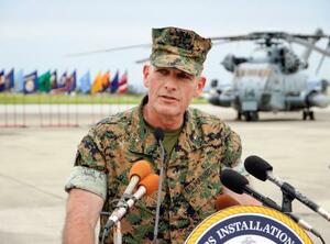 米海兵隊太平洋基地の司令官に就任し、記者団の取材に応じるラルフ・リゾ准将=12日午前、沖縄県宜野湾市の普天間飛行場