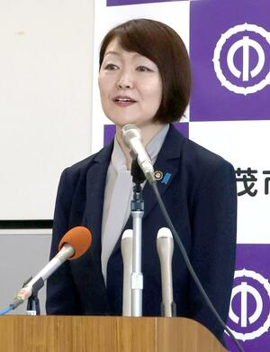 定例会見の冒頭であいさつする藤田明美市長＝５月７日、加茂市役所