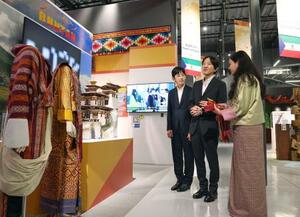 ブータンのブースを視察される秋篠宮さまと長男悠仁さま=25日午後、大阪市此花区の夢洲(代表撮影)