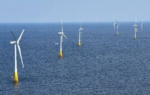 　８基の浮体式洋上風力発電所＝２０２５年１１月、長崎県五島市沖（戸田建設提供）