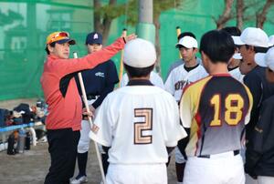 鳥屋野ＢＣを指導する代表の近藤森さん（左）＝新潟市中央区