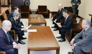 笠鳥公一副知事(左手前から2人目)に東京電力柏崎刈羽原発の再稼働について要望する柏崎市議会の柄沢均議長(右手前から2人目)と刈羽村議会の廣嶋一俊議長(右)=3月26日、県庁