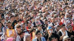 　Ｖチューバー「大神ミオ」の初ライブ前に集まる大勢のファン＝２０２５年９月１０日、横浜市西区（画像を一部加工しています）