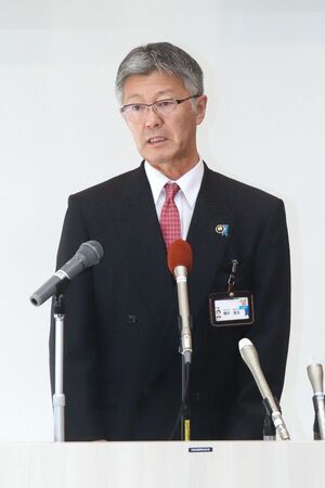 職員に年頭の訓示をする柏崎市の桜井雅浩市長=1月6日、柏崎市役所