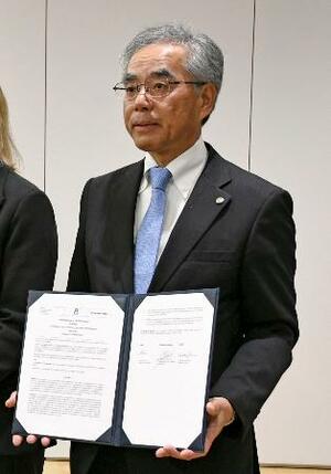 覚書に調印した島津製作所の山本靖則社長=12日午後、川崎市