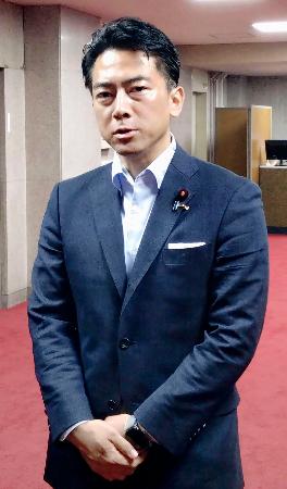 記者団の取材に応じる小泉農相=6日午前、農水省