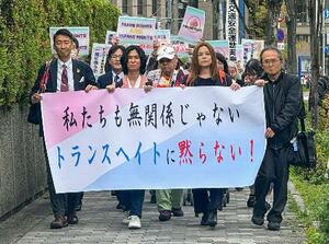 提訴のため大阪地裁に向かう大阪府島本町の河上理沙町議(前列右から2人目)ら=13日午後、大阪市北区