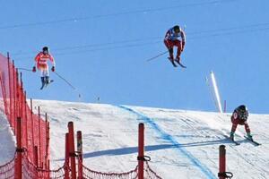 決勝トーナメント1回戦で滑走する須貝龍(中央)=バルトランス(共同)