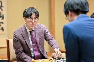 囲碁の第50期碁聖戦5番勝負の第5局で、芝野虎丸十段(手前)を破りタイトルを防衛した井山裕太碁聖=20日午後、東京都千代田区の日本棋院