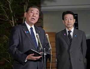 ガソリン価格の定額引き下げを記者団に表明した石破首相。右は武藤経産相=22日午後、首相官邸